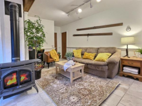 HappyCub AC Hot tub game room fire pit Killington